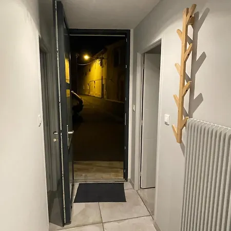 Plein Pied Centre Avec Petite Cour Interieur